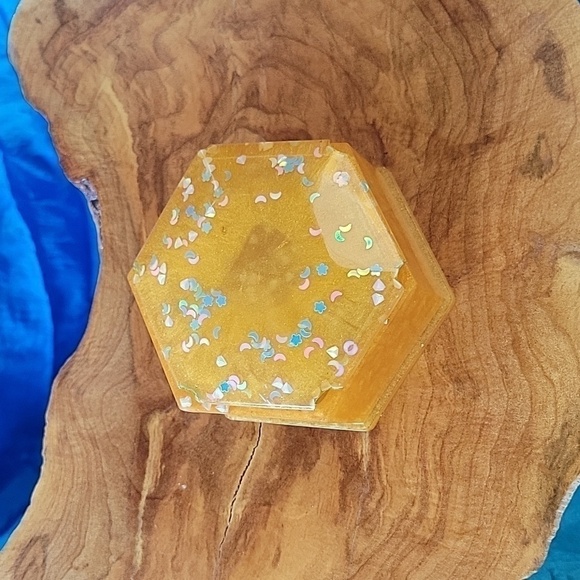New Handmade Honeycomb Shape Yellow Resin Keepsake Dish With Wrapped Gift Box - Picture 1 of 10